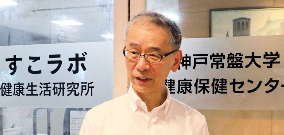 生活リズムの重要性について語る神戸常盤大学客員教授の塩谷英之さん＝神戸市長田区大谷町２、神戸常盤大学