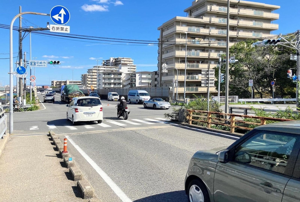 甲武橋東詰交差点＝尼崎市常松１