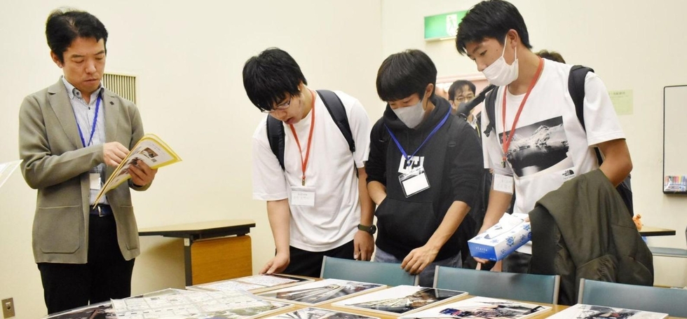 幅広い年齢層が参加した「１・１７伝承合宿」の様子＝２０２３年１１月、神戸市北区、しあわせの村