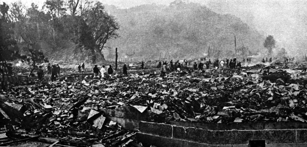 北但大震災で焼けた城崎。がれきの中に戻ってきた人々の姿もみえる＝１９２５年５月