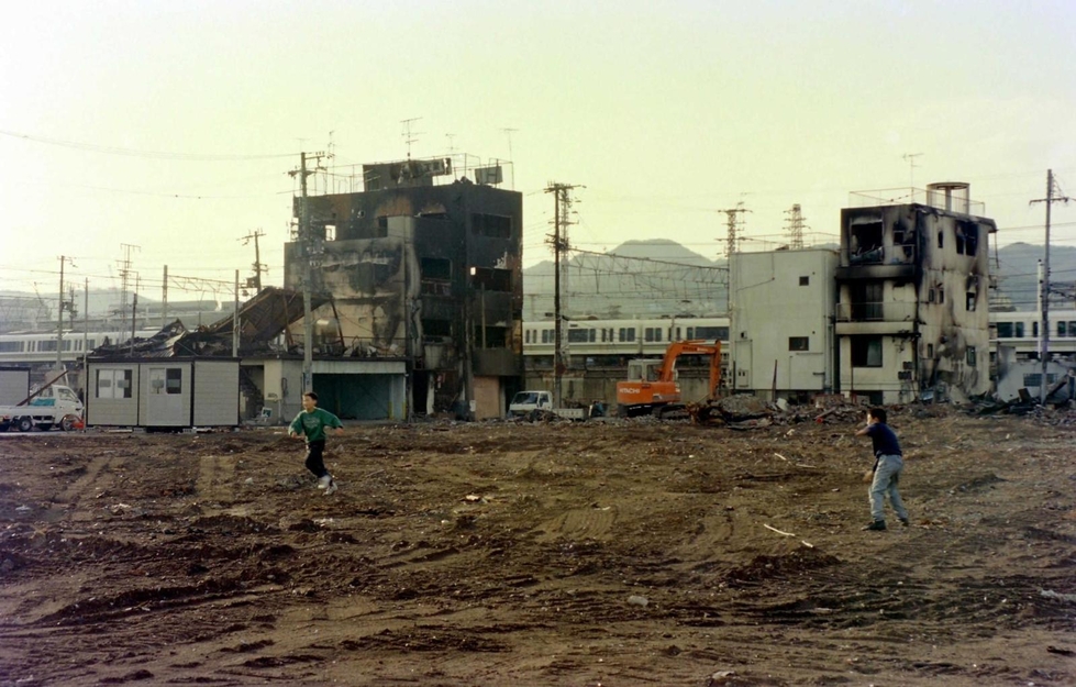 さら地となった被災地で遊ぶ子ども＝１９９５年３月、神戸市長田区