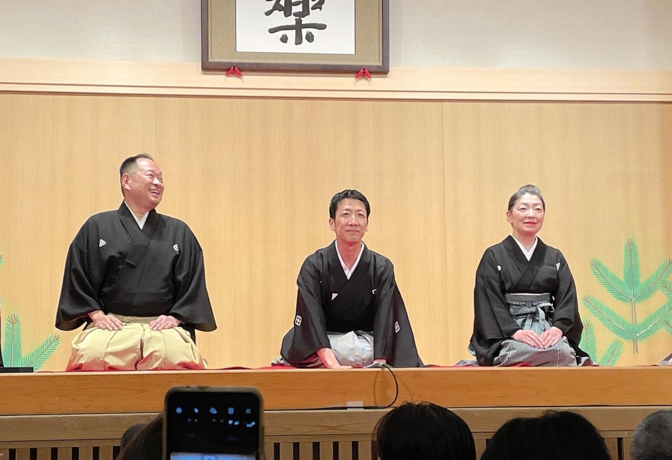 高校１年で阪神・淡路大震災を経験した落語家、桂福丸さん（中央）。２０２４年６月２日、人生で初めて繁昌亭の昼席でトリを務めた。桂あやめさん（右）らも駆け付けた＝大阪市北区天神橋２、天満天神繁昌亭