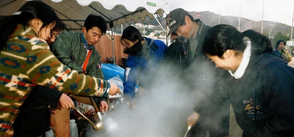 炊き出し。体も心も温まった＝１９９５年１月、神戸市内