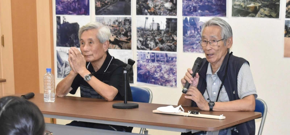 子どもたちに語りかける田村勝太郎さん（右）と崔敏夫さん＝10月12日、神戸市須磨区千歳町２