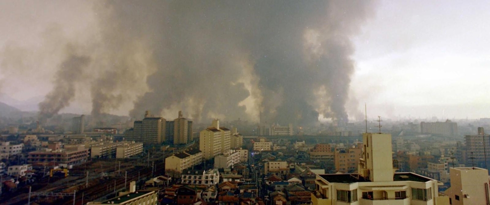 ラジオ関西の屋上から見えた長田区の火災＝１７日午前９時半ごろ、神戸市須磨区行幸町から