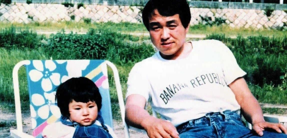芦屋川沿いで撮影された小島汀さんと、父謙さんの写真（小島汀さん提供）