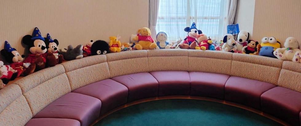 ぬいぐるみがたくさんあり、子どもたちが思いを語り合う「おしゃべりの部屋」＝神戸市東灘区本庄町