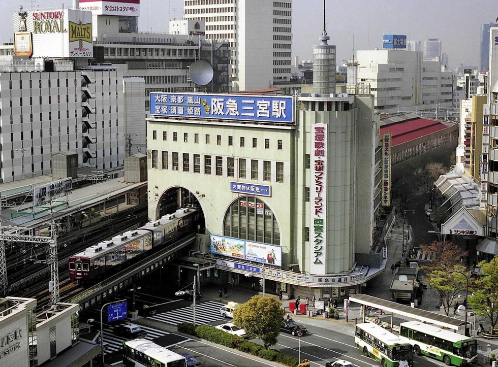 三宮の顔として広く市民に親しまれた神戸阪急ビル（阪急会館）。震災で損壊し、解体された＝１９９３年４月、神戸市中央区