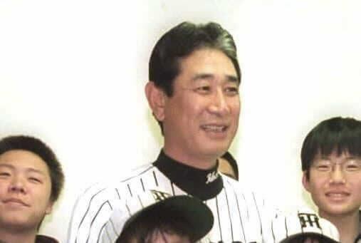 星野監督を囲む「神戸レインボーハウス」の子どもたち。中央が小島汀さん＝２００２年４月、阪神甲子園球場
