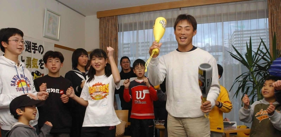 「桧山ダンス」を踊る桧山進次郎さんと小島汀さん＝２００３年、神戸市東灘区本庄町１、神戸レインボーハウス