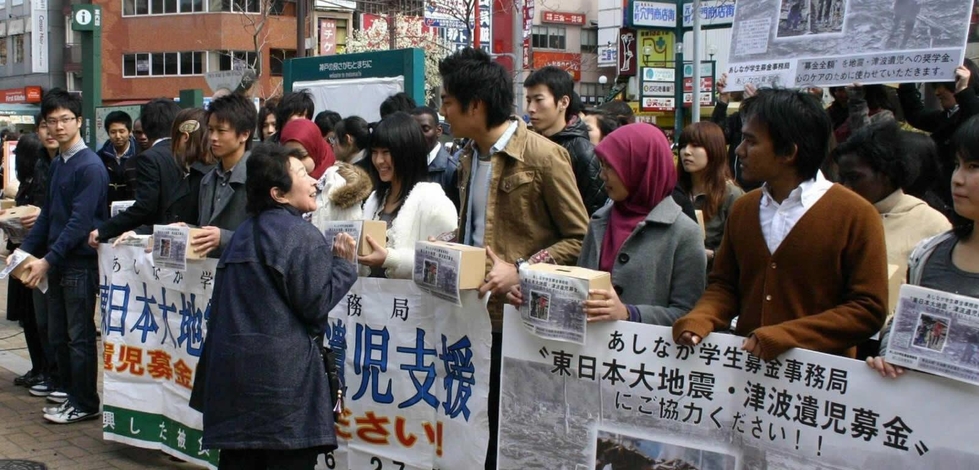 東日本大震災の遺児への支援を呼び掛ける「あしなが育英会」のメンバーら＝２０１１年３月、ＪＲ元町駅東口