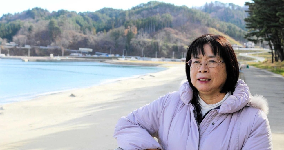 小島汀さんに「来てくれるだけでいい」と話した村上洋子さん＝釜石市鵜住居町