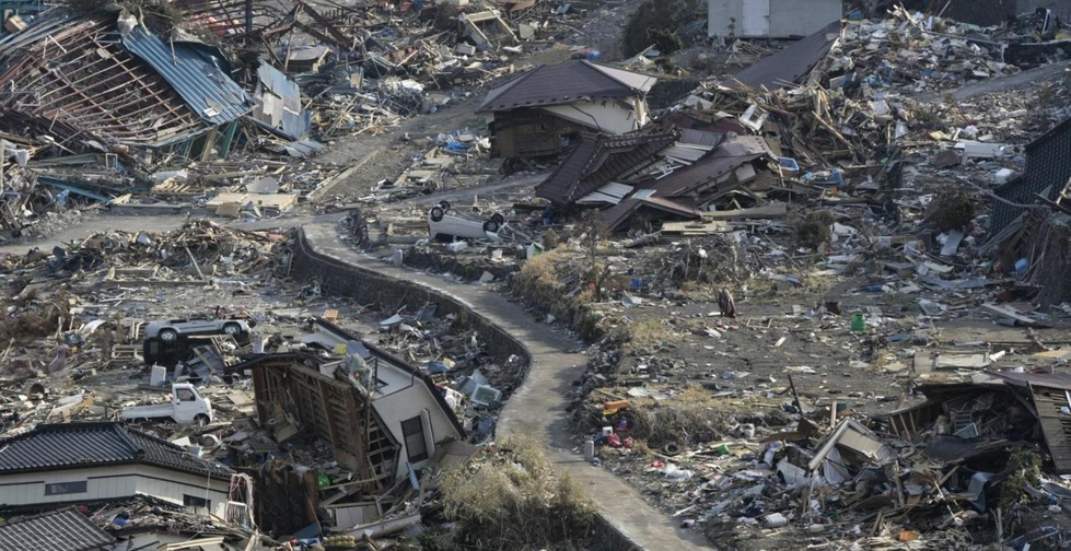 津波で甚大な被害を受けた岩手県釜石市の沿岸部＝２０１１年４月、岩手県釜石市内