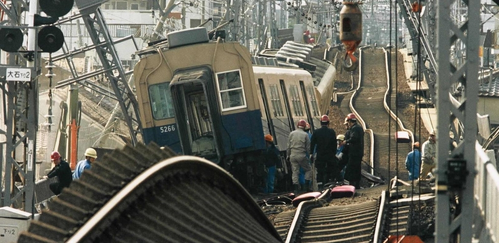 地震で曲りくねった阪神電車の線路＝１９９５年１月２１日、神戸市灘区