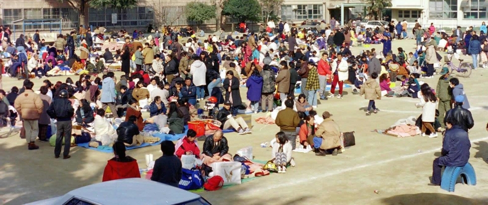 避難者であふれる小学校のグラウンド＝１９９５年１月１７日、神戸市東灘区