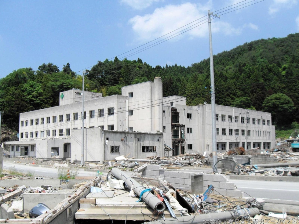 ６４人が犠牲になった石巻市立雄勝病院＝２０１１年６月（宮城県石巻市提供）