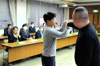 三木署員による護身術に見入る金融機関の職員ら＝三木市本町２