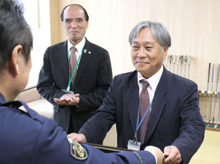 感謝状を受けた坂本和昭課長＝市川町役場