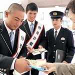 買い物客に啓発チラシを手渡す神戸国際大学付属高校の野球部員ら＝ブルメール舞多聞