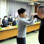 三木署員による護身術に見入る金融機関の職員ら＝三木市本町２