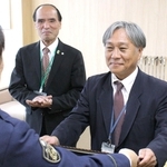 感謝状を受けた坂本和昭課長＝市川町役場