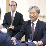 感謝状を受けた坂本和昭課長＝市川町役場