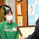 特殊詐欺被害を防ぎ、感謝状を受け取る大塚美憂さん＝須磨署