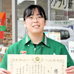 特殊詐欺を防ぎ、感謝状を贈られた大塚美憂さん＝須磨区多井畑