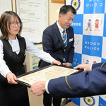 署長感謝状を受けた（左から）花尾宇彩希さんと中野圭介支店長＝赤穂署