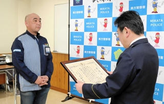 振り込め詐欺の被害を未然に防ぎ、署長感謝状を受け取る中田幸一さん（左）＝香美町村岡区村岡