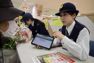 高砂署員が代理で国際電話の不通手続きをした＝アスパ高砂