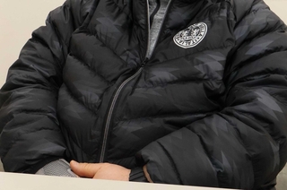 警察官をかたる男たちとのやり取りを振り返る男性＝明石市内