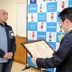 振り込め詐欺の被害を未然に防ぎ、署長感謝状を受け取る中田幸一さん（左）＝香美町村岡区村岡