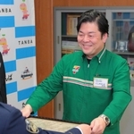 特殊詐欺被害を未然に防ぎ、署長感謝状を笑顔で受け取る西ケ開護さん＝丹波署