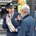 近年の詐欺の手口を通行人に説明する明石署員＝明石駅前