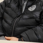 警察官をかたる男たちとのやり取りを振り返る男性＝明石市内