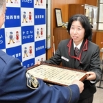 特殊詐欺被害を防ぎ、感謝状を受け取る岩崎育子さん＝加西署