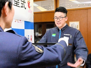店長の田浦智嗣さん（右）
