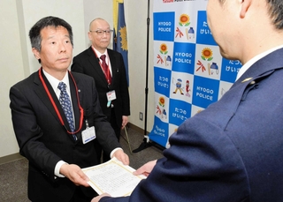 たつの署長から協力依頼状を受け取る室津郵便局の神崎豊和局長（左）と龍野川原町郵便局の金治基勝局長（中央）＝たつの署