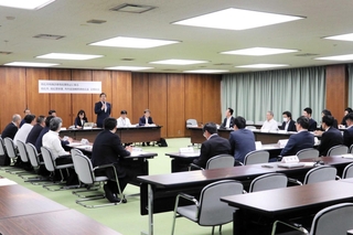 特殊詐欺などの被害を防ごうと開催された明石市や明石署、金融機関が参加する連絡会議＝明石市役所