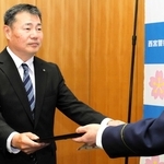 感謝状を受け取る西宮津門郵便局の石井宏和局長＝西宮署