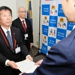 たつの署長から協力依頼状を受け取る室津郵便局の神崎豊和局長（左）と龍野川原町郵便局の金治基勝局長（中央）＝たつの署