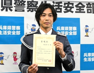 兵庫県警防犯アンバサダーに就任した歌手のＫＡＹ-Ｉさん＝神戸市中央区下山手通５