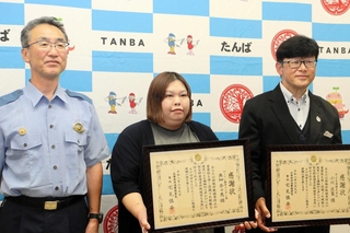 感謝状を受けた奥畑奈々恵さん（中央）と小川庄策さん（右）＝丹波署