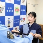 飯塚之利三木署長（左）から感謝状を贈られる丹羽梨華さん＝三木署