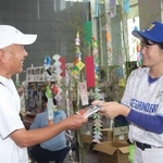 詐欺被害に対する注意を呼びかけた兵庫ブルーサンダーズの大浦光莉投手（右）＝三田市三輪２