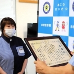 特殊詐欺の被害を防ぎ、署長感謝状を受け取る笹田由紀子さん（左）＝赤穂署