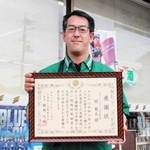 詐欺被害を防ぎ、２枚目の署長感謝状を受け取った関龍也さん＝三木市本町３