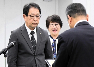 朝来市の藤岡勇市長（手前）から市まちづくり功績者表彰の賞状を受け取った＝同市役所