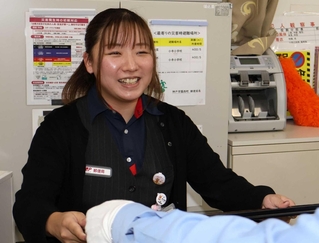 神戸西署長感謝状を受け取る秋定晏奈さん＝神戸学園西町郵便局